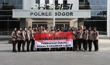 Personil Polwan Polres Bogor Berbagi Paket Berbuka Puasa Kepada Masyarakat