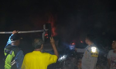 POLSEK GUNUNG PUTRI POLRES BOGOR POLDA JABAR MEMBANTU MELAKUKAN PEMADAMAN KEBAKARAN DILAPAK PENGOLAHAN SAMPAH