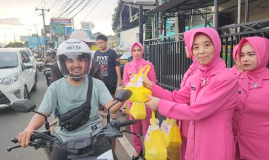 POLSEK CIBUNGBULANG POLRES BOGOR POLDA JABAR BERBAGI TAKJILKepada pengguna jalan raya