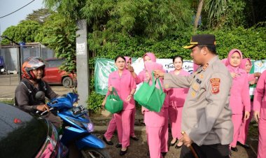 Kapolres Bogor Polda Jabar Dan Bhayangkari Cabang Bogor Bagikan Pakat Takjil Kepada Para Pengguna Jalan
