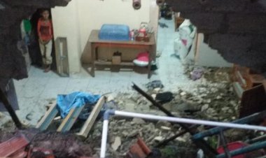 HUJAN DENGAN INTENSITAS TINGGI AKIBATKAN TANAH LINGSOR DI CITEUREUP KABUPATEN BOGOR