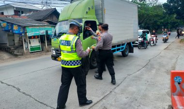 Polsek Gunung Putri Bersama Jajaran Bagi takjil Gratis di Depan Mako Polsek Gunung Putri