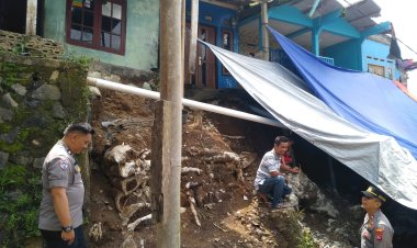 Satu Rumah Warga Tertimpa Longsoran di Desa Pasirmuncang, Polsek Caringan dan Instansi Terkait Lakukan Penanganan