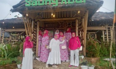 Yuk ,ajak keluarga makan bakakak ayam kampung di resto saung abdi