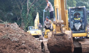 Polres Bogor Terus Bersinergi Bersama Instansi Terkait Cari Korban Longsor Akibat Gempa Bumi di Cugenang Cianjur