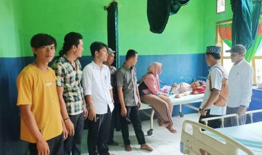 Peratin Mat Fitria bersama aparatur Pekon dan Ibu PKK menjenguk warganya yang terbaring di Rumah Sakit