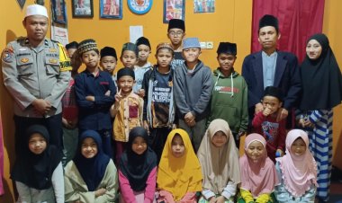 *Bhabinkamtibmas Polsek Sekincau menjadi guru ngaji bagi anak-anak di Desa binaannya*