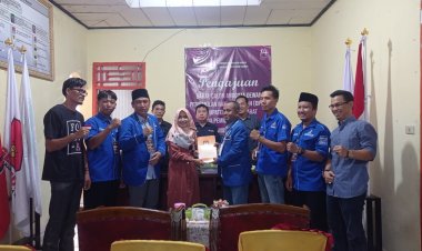 Dewan Pimpinan Daerah (DPC)  Partai Demokrat Kabupaten Pesisir Barat resmi menyerahkan berkas pencalonan anggota legislatif ke kantor Komisi Pemilihan Umum (KPU) setempat, Sabtu (13/05/2023)