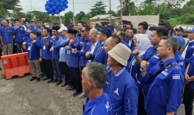 Farid bersama jajaran DPC Demokrat Karawang dan lainnya mendatangi kantor KPU Kabupaten Karawang.