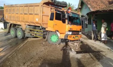 Karangnya perhatian proyek abrasi Pantai di pekon kerbang dalam  menyebabkan jalan licin