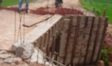 Jembatan tak dibangun oleh pemerintah, Warga Desa Buanasakti bangun jembatan dengan swadaya