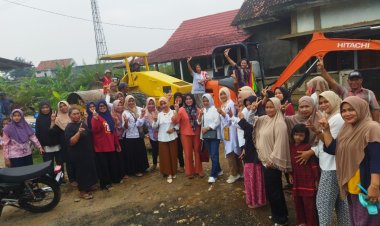 Salutt!! Bunda Erma Yusneli Perbaiki Jalan di Desa Merak Batin Pakai Uang Pribadi