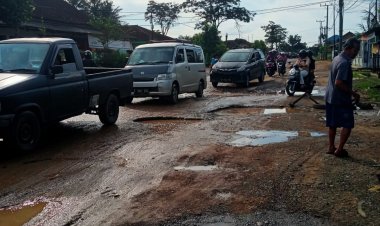 Jalan Budi Utomo Depan SMPN 5 Metro Sepanjang kurang lebih 500M, mengalami Rusak Parah