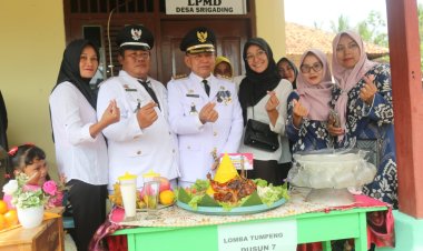 HUT ke 57 desa Srigading di warnai pemotongan tumpeng
