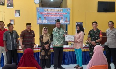 Pemerintah Pekon Sukajadi  Bazargan Spd.I. Salurkan BLT DD Kepada 19 KPM  Keluarga Extrim Beserta Pembagian Sembako Ke 50 Warga TH 2023.