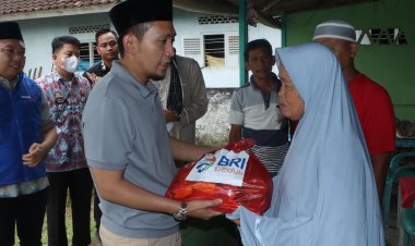 Wabup Lampung Utara Bagi Sembako di Bulan Ramadhan