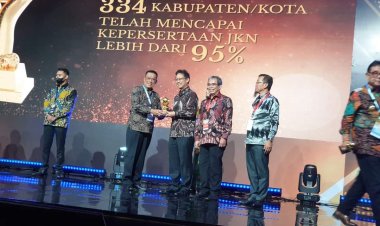 Bupati Lampung Utara Menerima Penghargaan UHC