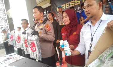 DUA PELAKU BANDAR NARKOTIKA DAN OBAT KERAS TERTENTU DIAMANKAN POLRES KARAWANG