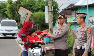 Polres Lampung Barat bagikan nasi kotak beserta takjil kepada pengendara  yang melintas