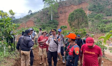 *Jumat Curhat, Kapolres Lampung Barat dengar keluhan warga pengungsian tanah longsor*