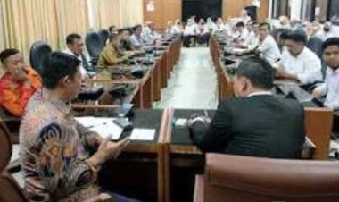 DPRD GELAR RAPAT DENGAR  PENDAPAT  TERKAIT HONORER NAKES