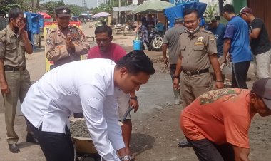 Lurah Simbarwaringin Dan Kanit Binmas Polsek Trimurjo Gotong Royong Tambal Jalan Berlubang
