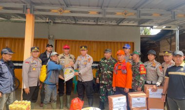 Pasca bencana longsor di Lambar, Kapolres bersama stakeholder dan relawan berikan bantuan makanan dan obat-obatan*