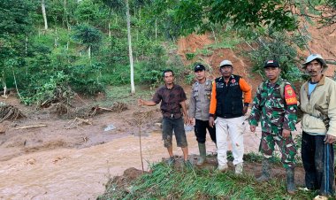 Warga Apresiasi langkah cepat Polres Lampung Barat datangi Lokasi tanah longsor dan korban pengungsian