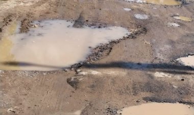 Jalan Kecamatan Anak Tuha Rusak Parah Bak Kolam Lele