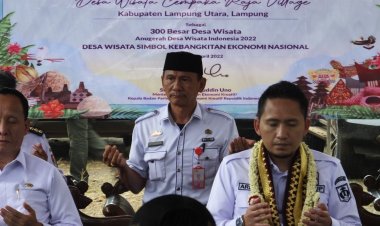 Wabup bagikan pelakat dan piagam dari kementerian pariwisata dan ekonomi kreatif tahun 2023