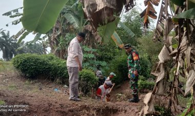Atasi Banjir Saat Musim Hujan, Lurah Trimurjo Bersama Babinsa Trimurjo Terjun Ke Lokasi Gotong royong