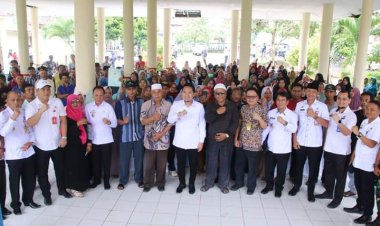 Wabup Lampura bagikan sertifikat PTSL untuk warga bukit kemuning