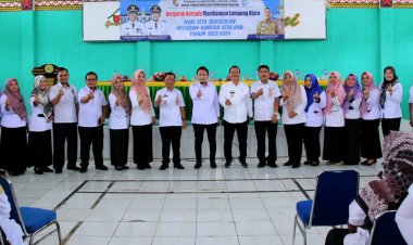 WABUP LAMPUNG UTARA SERAHKAN SPT UNTUK TENAGA SUKA RELA DI AULA DINAS PERTANIAN