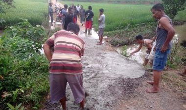 Tak Sabar Menunggu Dana Dari Pemerintah, Warga Ber Swadaya Benahi Jembatan Amblas