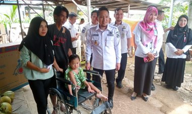 Wakil Bupati Berikan Bantuan Sembako Dan Kursi Roda Kepada Masyarakat