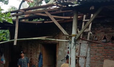 TNI Manunggal Rakyat, Babinsa Kodim 0429/Lamtim Bantu Warga Terdampak Angin Puting Beliung