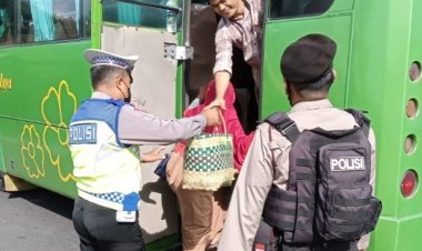 Aksi Humanis Personil Pos Pam Nataru Polres Lampung Tengah, Bantu Warga Lansia Yang Hendak Naik Bus