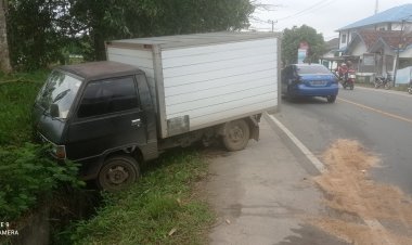 Lakalantas Mobil Boks Tabrak 2 Pemotor, Satu Kritis, Satu Luka Ringan