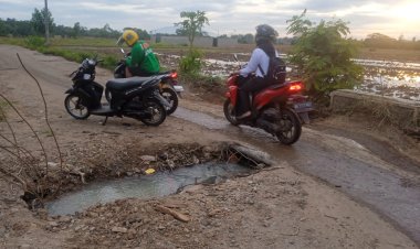 Jembatan mini mengalami ambles Air kurang lancar