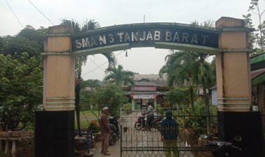 Staff T.U SMAN 3 Tanjab Barat, Diduga Alergi Terhadap Wartawan dan Berusaha Menghalangi Tugas Jurnalis