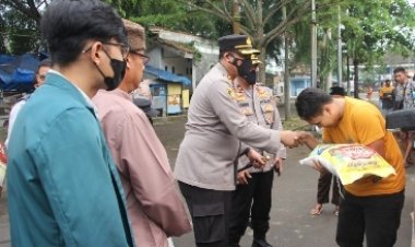 polres Lam-Teng dan mahasiswa Unila, melakukan aksi bagi-bagi sembako pasca kenaikan BBM - Fakta Jurnalis