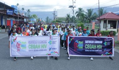 Jaga Pergaulan Jaga Kesehatan, Pemda Yapen dan Forkopimda Bersama Komisi Penanggulangan AIDS Gelar Jalan Sehat