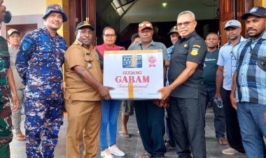 Kunjungi Korban Kebakaran di Dawai, Penjabat Bupati Yapen Berikan Bantuan dan Penanganan Akibat Bencana