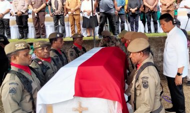 Dipekuburan Keluarga Banua, Alm. Frans Sanadi Dimakamkan, "Selamat Jalan Sahabatku" Ucap Tonny Tesar 