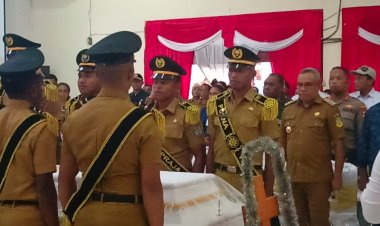 Suasana Haru, Pj. Bupati Cyprianus Mambay Pimpinan Upacara Persemayaman Jenazah dan Penghormatan Terakhir Mantan Wabup Alm. Bpk. Frans Sanadi