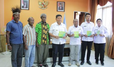 Serahkan SOP Dewan Adat dan Peradilan Adat, Bupati Yapen Berikan Apresiasi Terhadap Dewan Adat Suku Berbai