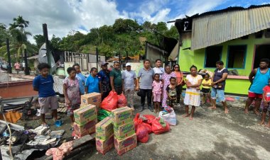 Berikan Dukungan Moril, Bupati Kepulauan Yapen Turun Langsung Pantau Korban Pasca Kebakaran