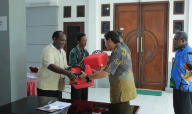 Bupati Yapen Berikan Bantuan 2 Motor Tempel &amp; Keuangan Kepada Paroki Bunda Maria Gereja Umat Katholik