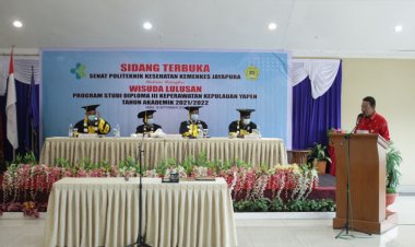 33 Mahasiswa Mahasiswi Program Studi Diploma III Keperawatan Kabupaten Kepulauan Yapen Berhasil Lulus dan Diwisudakan
