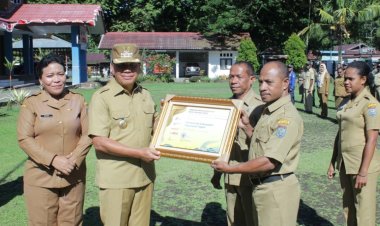 Bupati Yapen Penyerahan Sertifikat PTSL, SK Plt Assisten I Setda, dan Penghargaan BKN Award di Upacara Peringatan Hari Agraria dan Tata Ruang Nasional Ke 62